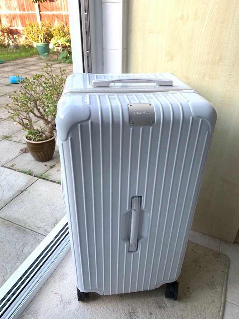 rimowa essential medium